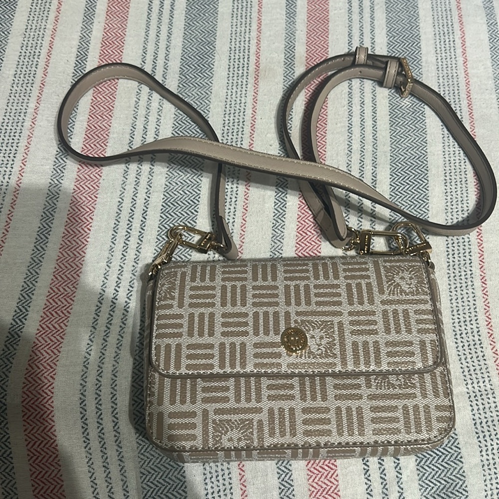Small Beautiful Purse Color Tan. - Picture 5 of 9